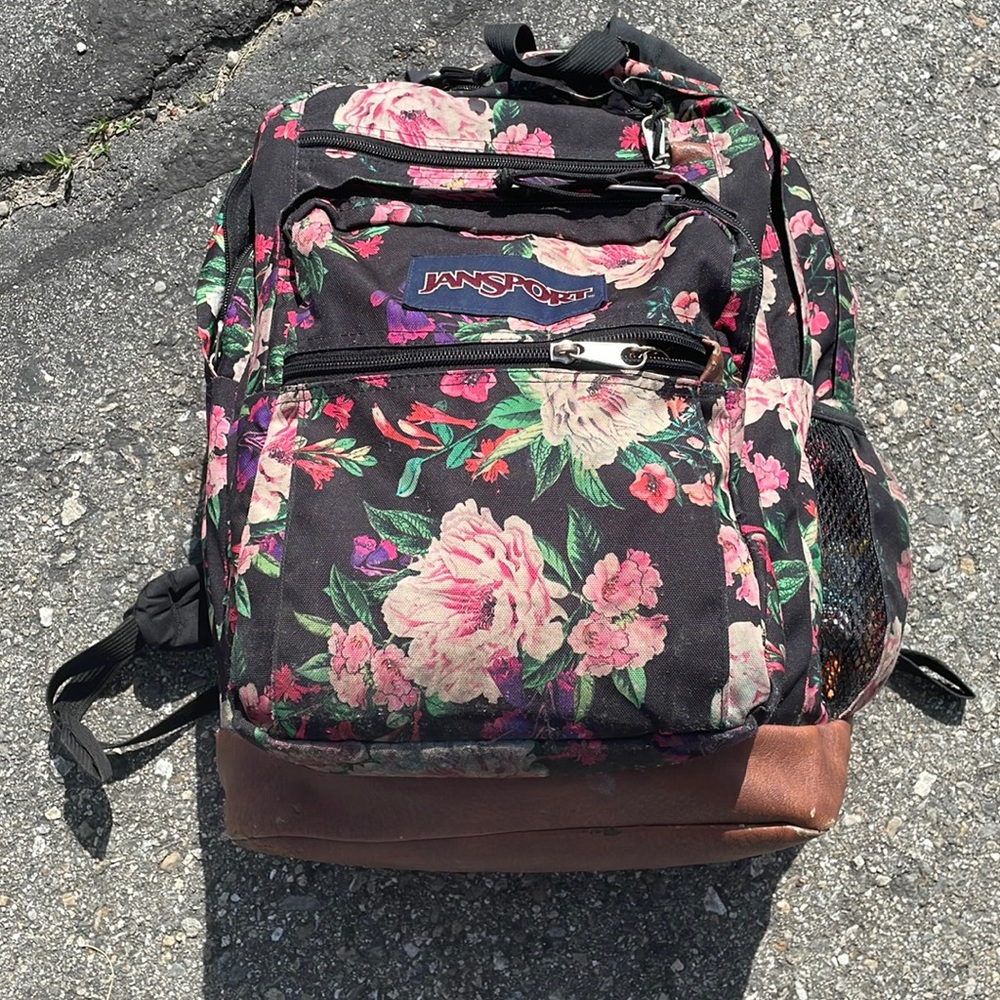 This is a very high teck backpack never used created by the one jansport